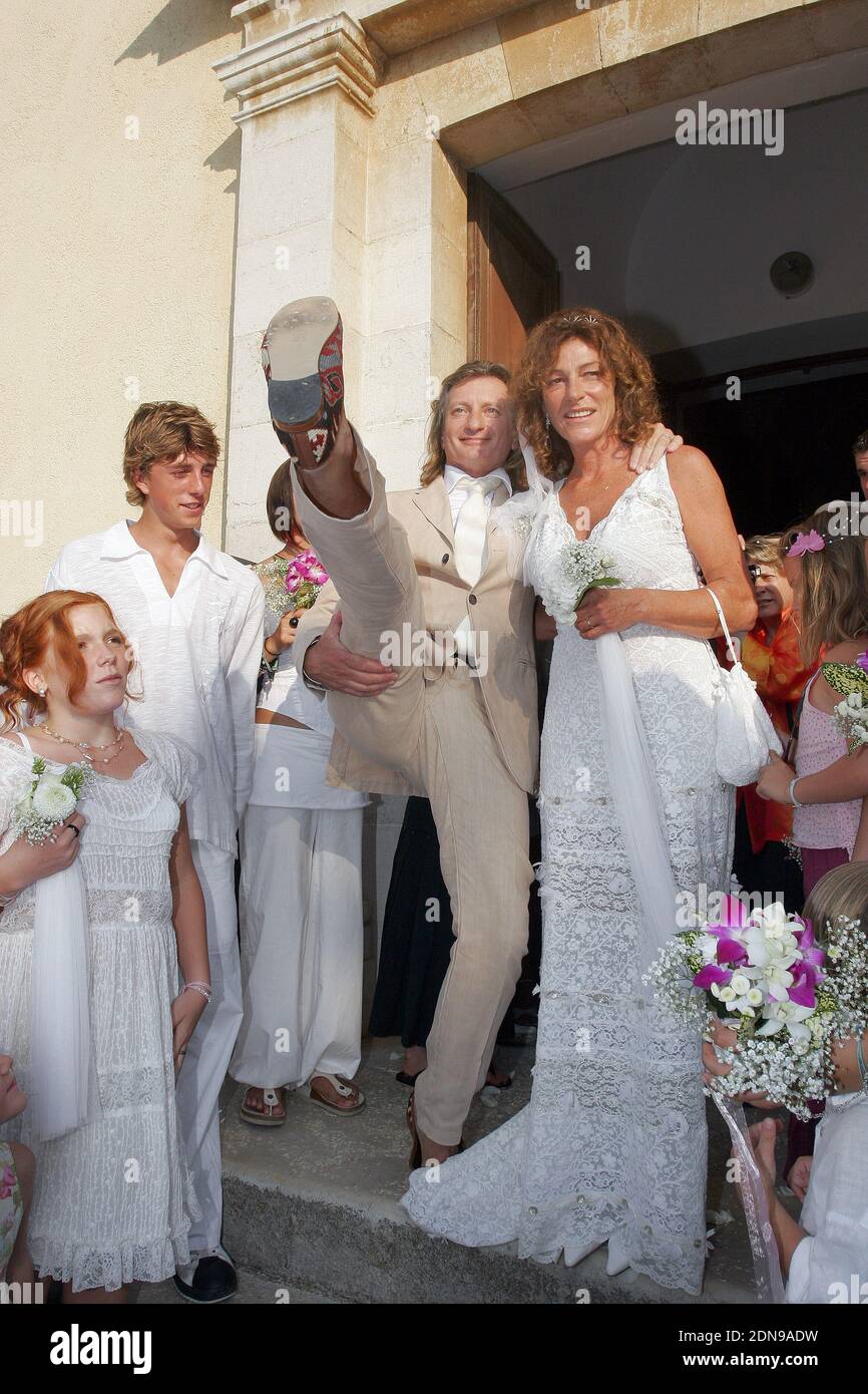 Kein Web Keine Apps In Frankreich Bis Marz 25 File Photo Die Franzosische Yachtfrau Florence Arthaud Feiert Am 24 September 2005 Ihre Religiose Hochzeit Mit Eric Charpentier In Der Kleinen Kirche