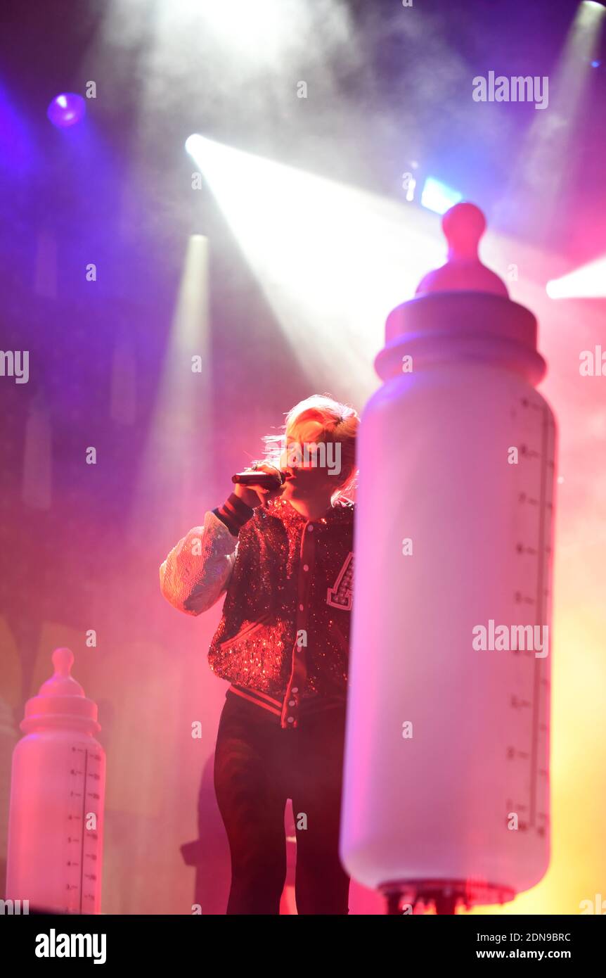 Die Sängerin Lily Allen spielt live im Ross Bandstand Open-Air Theater im Rahmen von "Hogmanay", der traditionellen schottischen Neujahrsfeier am 31. Dezember 2014 in Edinburgh, Schottland, Großbritannien. Foto von Guy Durand/ABACAPRESS.COM Stockfoto