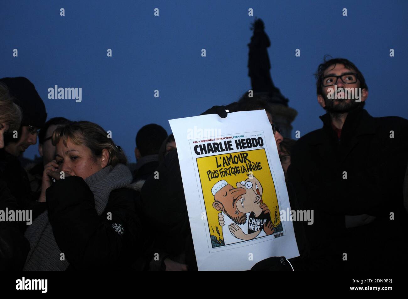 Am Mittwoch, den 7. Januar 2015, nehmen Menschen an einer Mahnwache am Place de la Republique in Paris Teil, nachdem drei Schützen in Paris einen tödlichen Terroranschlag auf das französische Satiremagazin Charlie Hebdo verübt hatten, bei dem 12 Menschen getötet wurden. Foto von Alain Apaydin/ABACAPRESS.COM Stockfoto