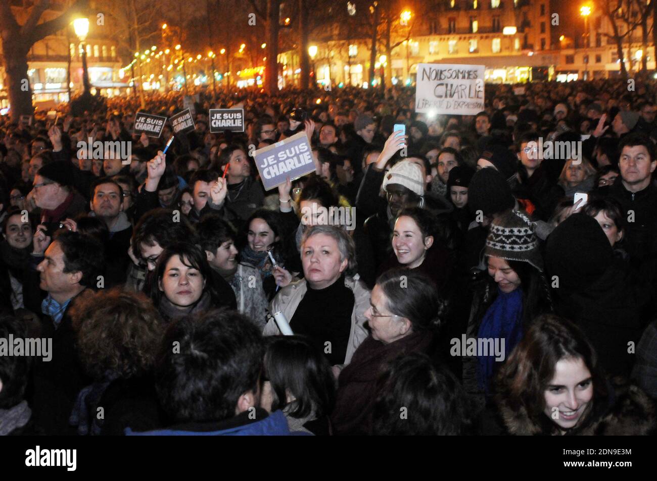 Am Mittwoch, den 7. Januar 2015, nehmen Menschen an einer Mahnwache am Place de la Republique in Paris Teil, nachdem drei Schützen in Paris einen tödlichen Terroranschlag auf das französische Satiremagazin Charlie Hebdo verübt hatten, bei dem 12 Menschen getötet wurden. Foto von Alain Apaydin/ABACAPRESS.COM Stockfoto