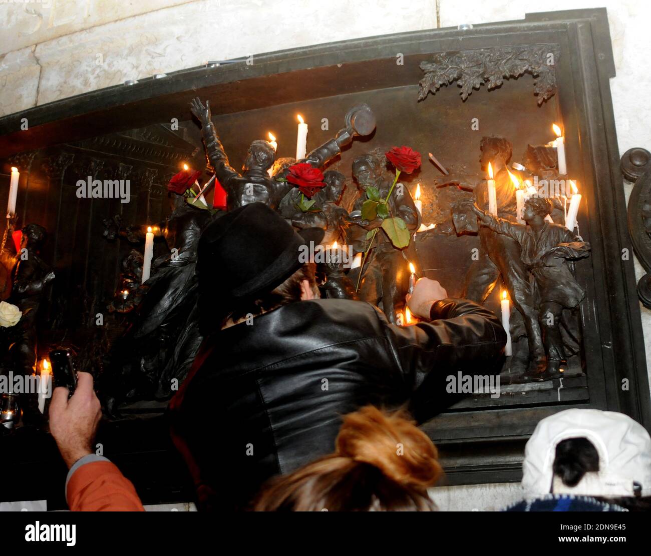 Am Mittwoch, den 7. Januar 2015, nehmen Menschen an einer Mahnwache am Place de la Republique in Paris Teil, nachdem drei Schützen in Paris einen tödlichen Terroranschlag auf das französische Satiremagazin Charlie Hebdo verübt hatten, bei dem 12 Menschen getötet wurden. Foto von Alain Apaydin/ABACAPRESS.COM Stockfoto