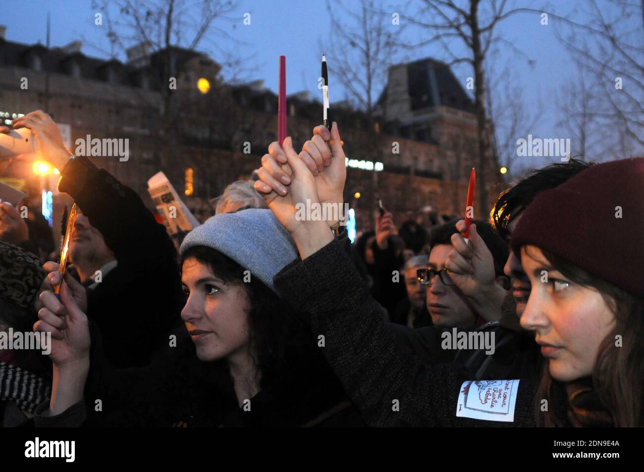 Am Mittwoch, den 7. Januar 2015, nehmen Menschen an einer Mahnwache am Place de la Republique in Paris Teil, nachdem drei Schützen in Paris einen tödlichen Terroranschlag auf das französische Satiremagazin Charlie Hebdo verübt hatten, bei dem 12 Menschen getötet wurden. Foto von Alain Apaydin/ABACAPRESS.COM Stockfoto