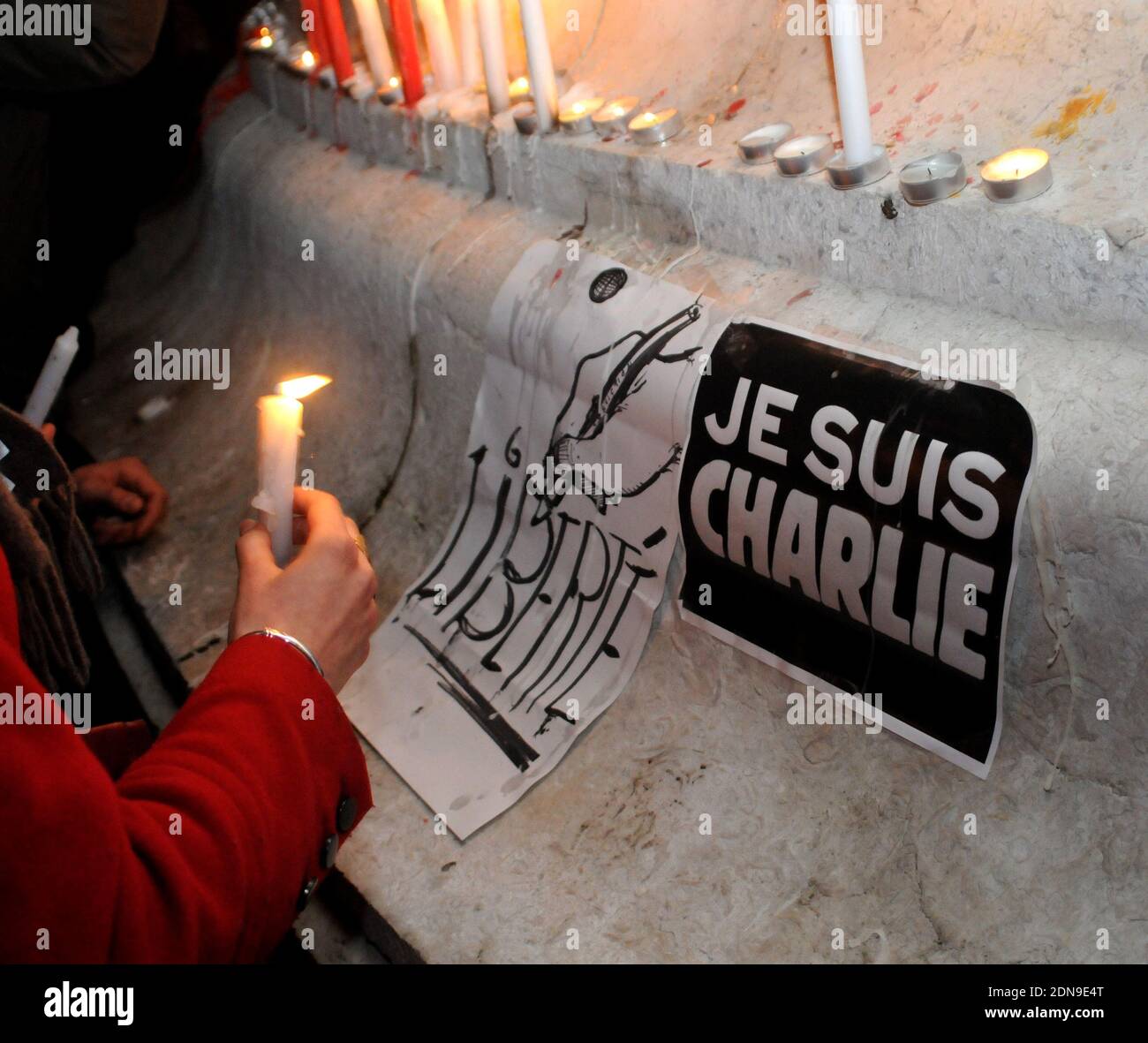 Am Mittwoch, den 7. Januar 2015, nehmen Menschen an einer Mahnwache am Place de la Republique in Paris Teil, nachdem drei Schützen in Paris einen tödlichen Terroranschlag auf das französische Satiremagazin Charlie Hebdo verübt hatten, bei dem 12 Menschen getötet wurden. Foto von Alain Apaydin/ABACAPRESS.COM Stockfoto