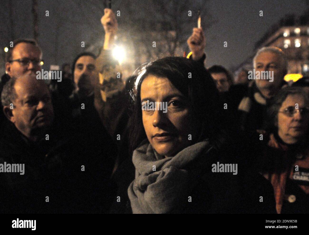 Cecile Duflot nimmt an einer Mahnwache am Place de la Republique, Paris, Frankreich, am Mittwoch, den 7. Januar 2015 Teil, nachdem drei Schützen einen tödlichen Terroranschlag auf das französische Satiremagazin Charlie Hebdo in Paris verübt hatten, bei dem 12 Menschen getötet wurden. Foto von Alain Apaydin/ABACAPRESS.COM Stockfoto