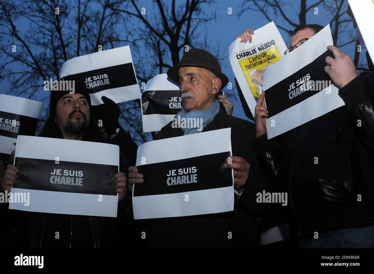 Am Mittwoch, den 7. Januar 2015, nehmen Menschen an einer Mahnwache am Place de la Republique in Paris Teil, nachdem drei Schützen in Paris einen tödlichen Terroranschlag auf das französische Satiremagazin Charlie Hebdo verübt hatten, bei dem 12 Menschen getötet wurden. Foto von Alain Apaydin/ABACAPRESS.COM Stockfoto