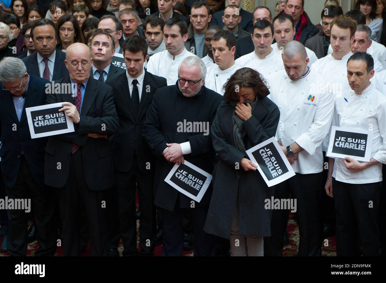 Der Stabschef von Präsident Francois Hollande, Jean-Pierre Jouyet, führt einen Moment des Schweigens mit den Mitarbeitern des Palastes an, um die gestrige tödliche Schießerei auf der satirischen Wochenzeitung Charlie Hebdo im Elysee-Palast in Paris am 8. Januar 2015 zu markieren. Foto von Thierry Orban/ABACAPRESS.COM Stockfoto