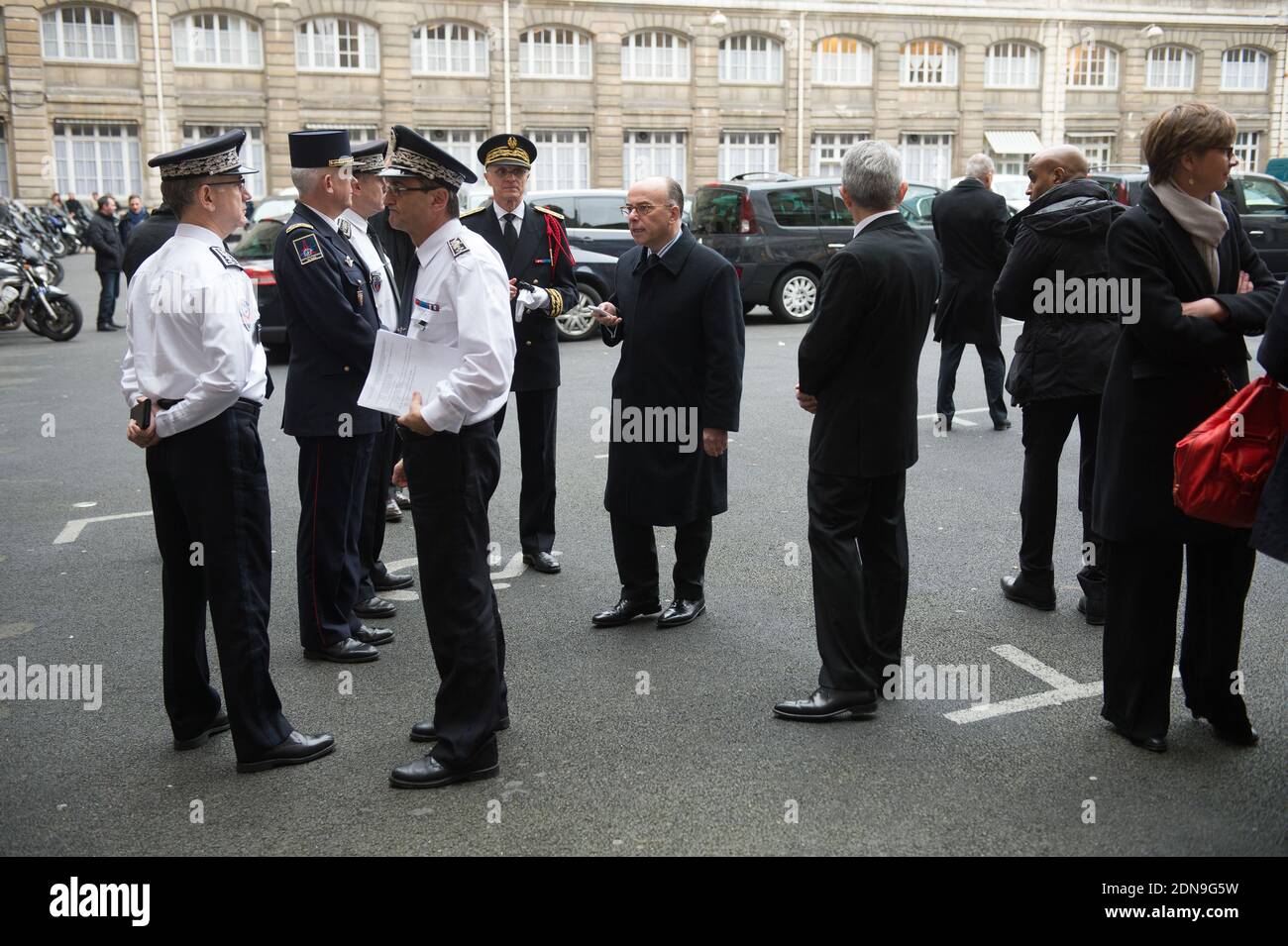 Der französische Innenminister Bernard Cazeneuve und der Pariser Polizeipräfekt Bernard Boucault bei einem Besuch in der Präfektur de Police nach dem gestrigen tödlichen Terroranschlag auf die satirische Wochenzeitung Charlie Hebdo in Paris am 8. Januar 2015. Fotopool von Jacques Witt/ABACAPRESS.COM Stockfoto