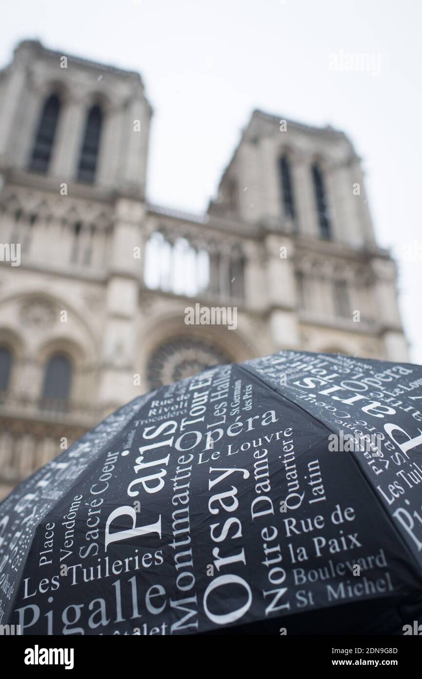 Vor der Kathedrale Notre-Dame de Paris stehen die Menschen unter dem Regen, um am 8. Januar 2015 in Paris, Frankreich, eine Schweigeminute für die Opfer eines Angriffs bewaffneter Schützen in den Büros der französischen Satirezeitung Charlie Hebdo zu halten. Foto von Christophe Guibbaud/ABACPRESS.COM Stockfoto