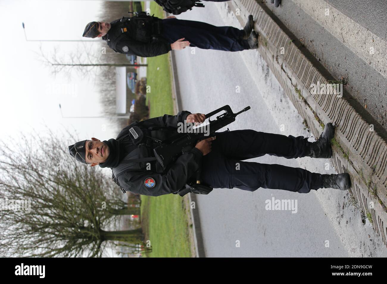 Allgemeiner Blick auf die Szene, in der eine riesige Polizeioperation im Gange ist, um die beiden islamistischen Schützen nach dem tödlichen Schuss auf die satirische Wochenzeitung Charlie Hebdo in Dammartin-en-Goele, 40 km nördlich von Paris, Frankreich, am 9. Januar é015 zu verhaften. Foto von ABACAPRESS.COM Stockfoto