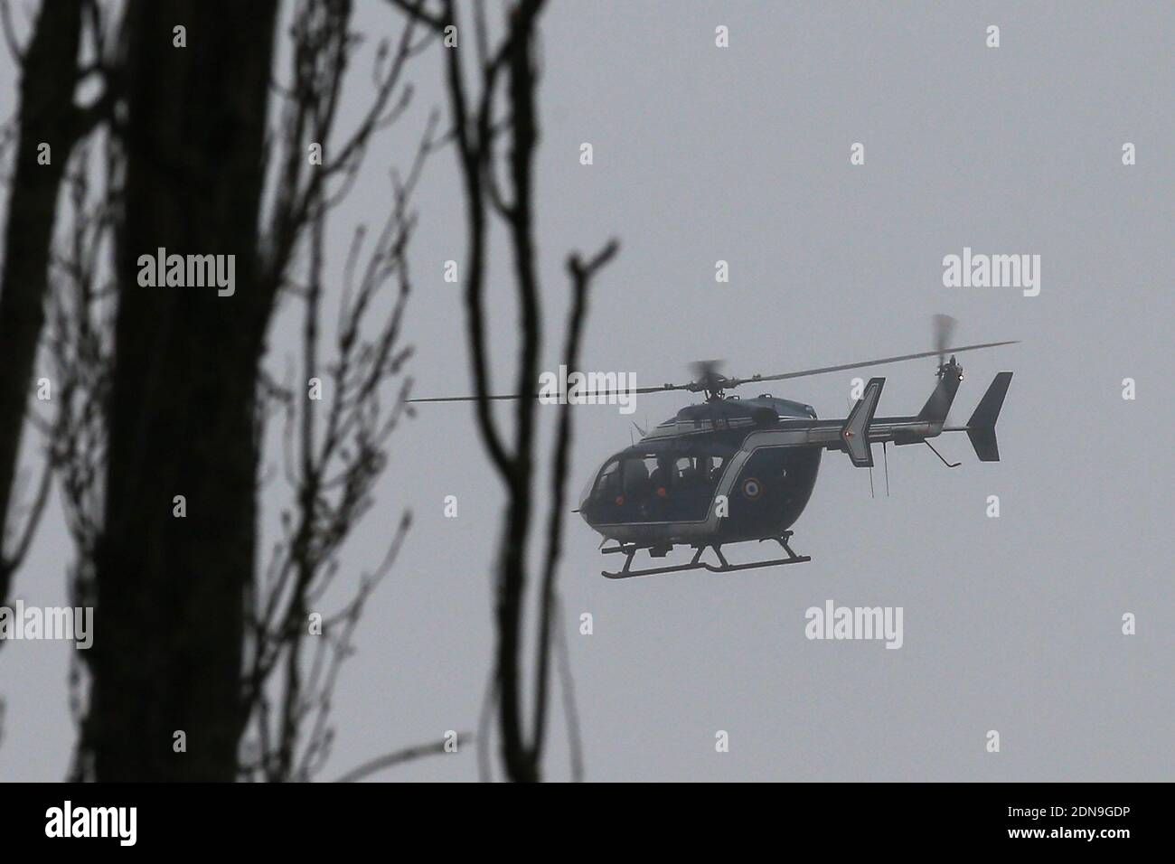 Allgemeiner Blick auf die Szene, in der eine riesige Polizeioperation im Gange ist, um die beiden islamistischen Schützen nach dem tödlichen Schuss auf die satirische Wochenzeitung Charlie Hebdo in Dammartin-en-Goele, 40 km nördlich von Paris, Frankreich, am 9. Januar é015 zu verhaften. Foto von ABACAPRESS.COM Stockfoto