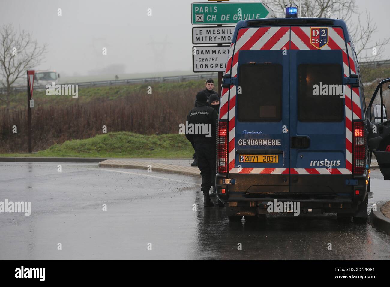 Allgemeiner Blick auf die Szene, in der eine riesige Polizeioperation im Gange ist, um die beiden islamistischen Schützen nach dem tödlichen Schuss auf die satirische Wochenzeitung Charlie Hebdo in Dammartin-en-Goele, 40 km nördlich von Paris, Frankreich, am 9. Januar é015 zu verhaften. Foto von ABACAPRESS.COM Stockfoto