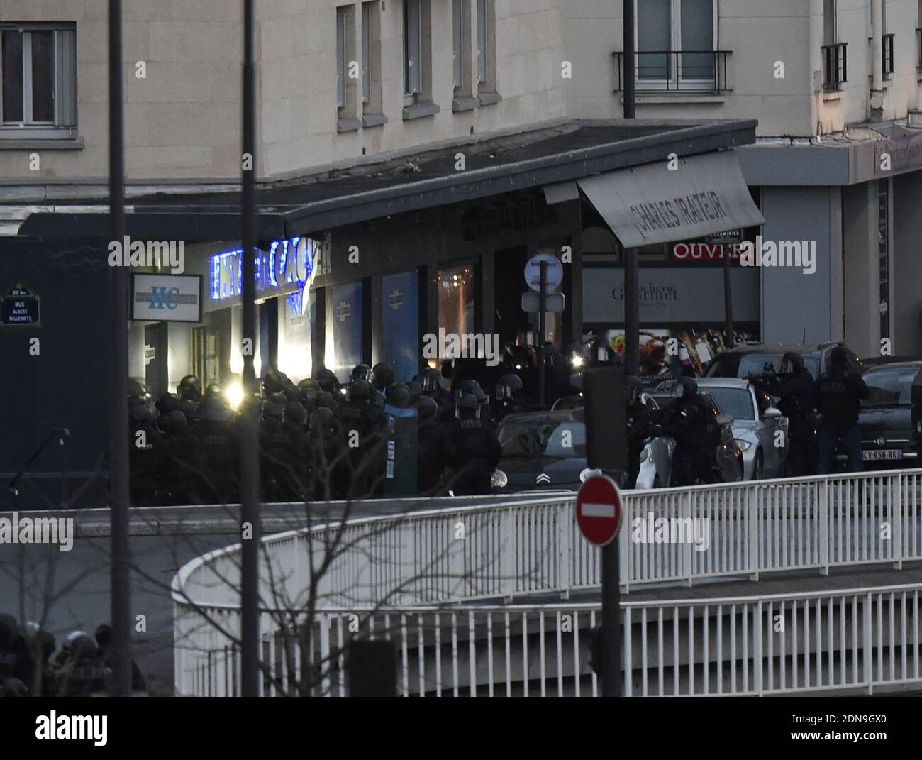 KEIN WEB, KEINE APPS in Frankreich - der Moment, in dem Mitglieder der französischen Anti-Terror-Kräfte am 9. Januar 2015 das koschere Geschäft, in dem Amédy Coulibaly, ein islamistischer Schütze, Geiseln hält, auf Cours de Vincennes in Paris, Frankreich, stürmen. Der Schütze, der gestern in Montrouge einen Polizisten getötet hat, ist bei dem Angriff getötet worden, alle Geiseln sind frei. Foto von Nicolas Gouhier/ABACAPRESS.COM Stockfoto