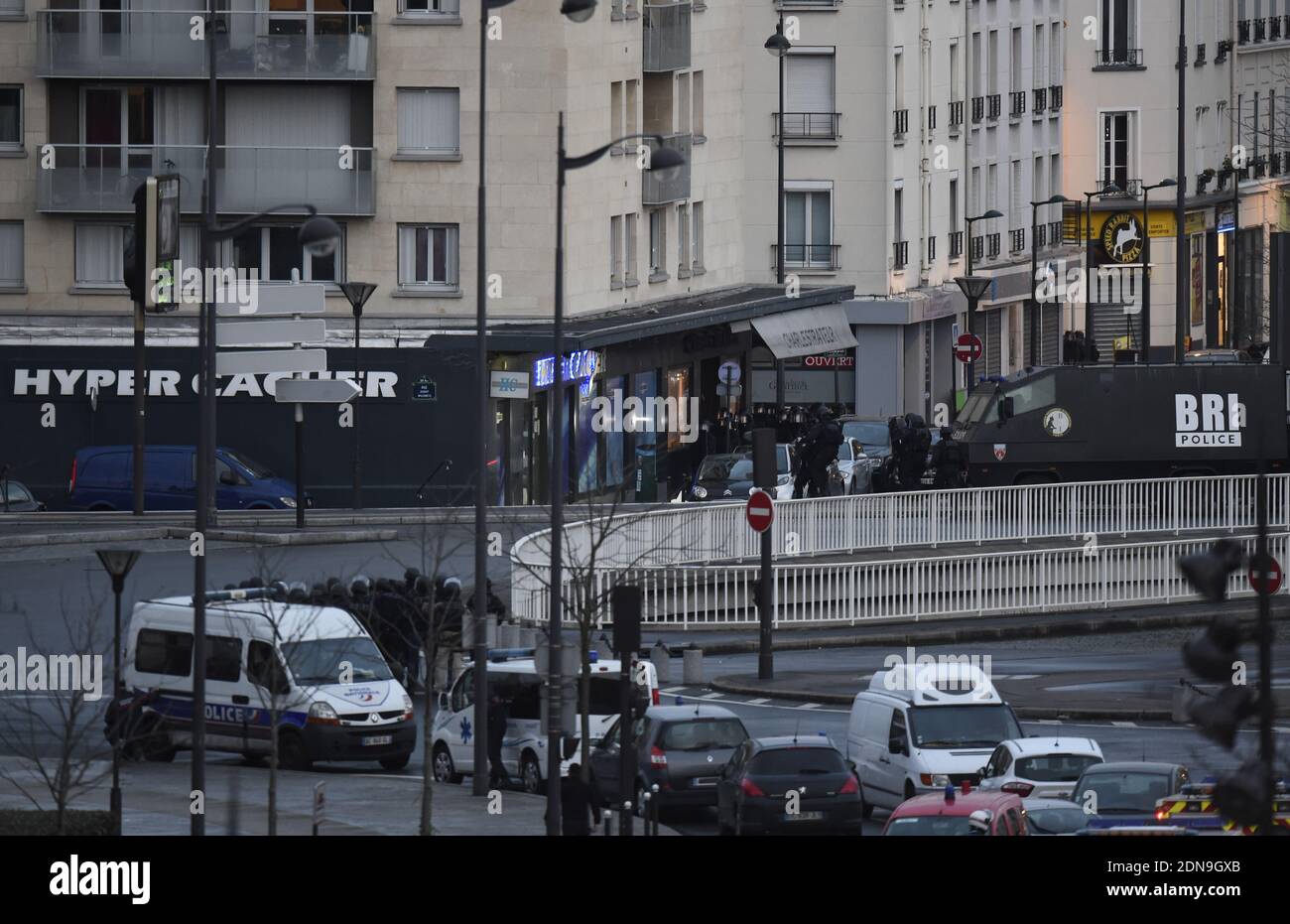 KEIN WEB, KEINE APPS in Frankreich - der Moment, in dem Mitglieder der französischen Anti-Terror-Kräfte am 9. Januar 2015 das koschere Geschäft, in dem Amédy Coulibaly, ein islamistischer Schütze, Geiseln hält, auf Cours de Vincennes in Paris, Frankreich, stürmen. Der Schütze, der gestern in Montrouge einen Polizisten getötet hat, ist bei dem Angriff getötet worden, alle Geiseln sind frei. Foto von Nicolas Gouhier/ABACAPRESS.COM Stockfoto