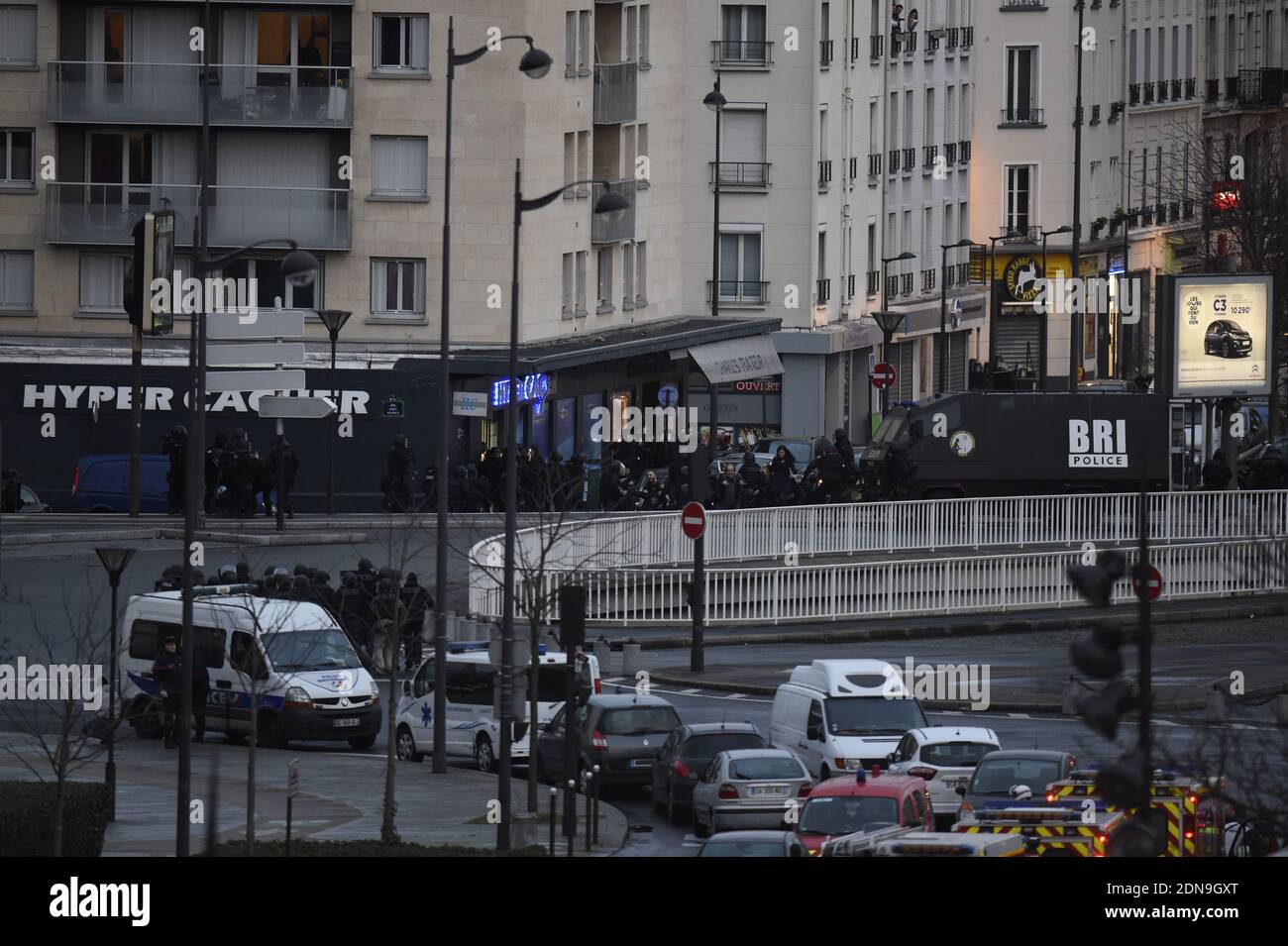 KEIN WEB, KEINE APPS in Frankreich - der Moment, in dem Mitglieder der französischen Anti-Terror-Kräfte am 9. Januar 2015 das koschere Geschäft, in dem Amédy Coulibaly, ein islamistischer Schütze, Geiseln hält, auf Cours de Vincennes in Paris, Frankreich, stürmen. Der Schütze, der gestern in Montrouge einen Polizisten getötet hat, ist bei dem Angriff getötet worden, alle Geiseln sind frei. Foto von Nicolas Gouhier/ABACAPRESS.COM Stockfoto