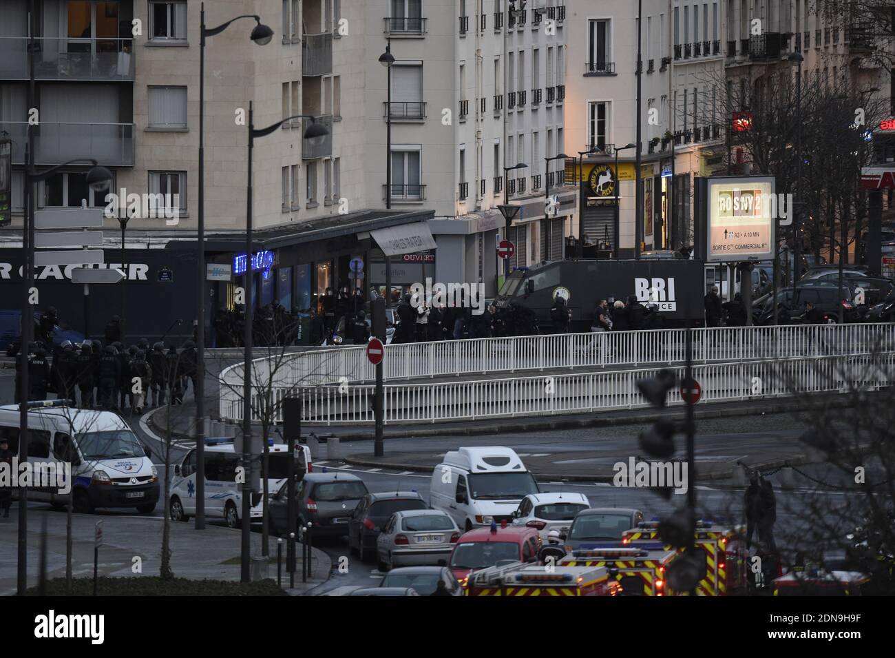 No Web No Apps in France - der Moment, in dem Mitglieder der französischen Anti-Terror-Kräfte am 9. Januar 2015 das koschere Geschäft, in dem Amédy Coulibaly, ein islamistischer Schütze, Geiseln hält, auf Cours de Vincennes in Paris, Frankreich, stürmen. Der Schütze, der gestern in Montrouge einen Polizisten getötet hat, ist bei dem Angriff getötet worden, alle Geiseln sind frei. Foto von Nicolas Gouhier/ABACAPRESS.COM Stockfoto