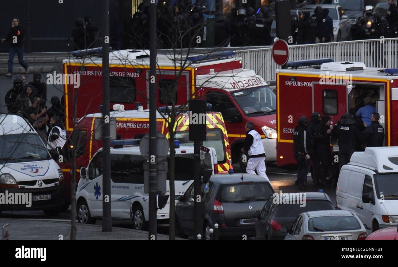 KEIN WEB, KEINE APPS in Frankreich - der Moment, in dem Mitglieder der französischen Anti-Terror-Kräfte am 9. Januar 2015 das koschere Geschäft, in dem Amédy Coulibaly, ein islamistischer Schütze, Geiseln hält, auf Cours de Vincennes in Paris, Frankreich, stürmen. Der Schütze, der gestern in Montrouge einen Polizisten getötet hat, ist bei dem Angriff getötet worden, alle Geiseln sind frei. Foto von Nicolas Gouhier/ABACAPRESS.COM Stockfoto