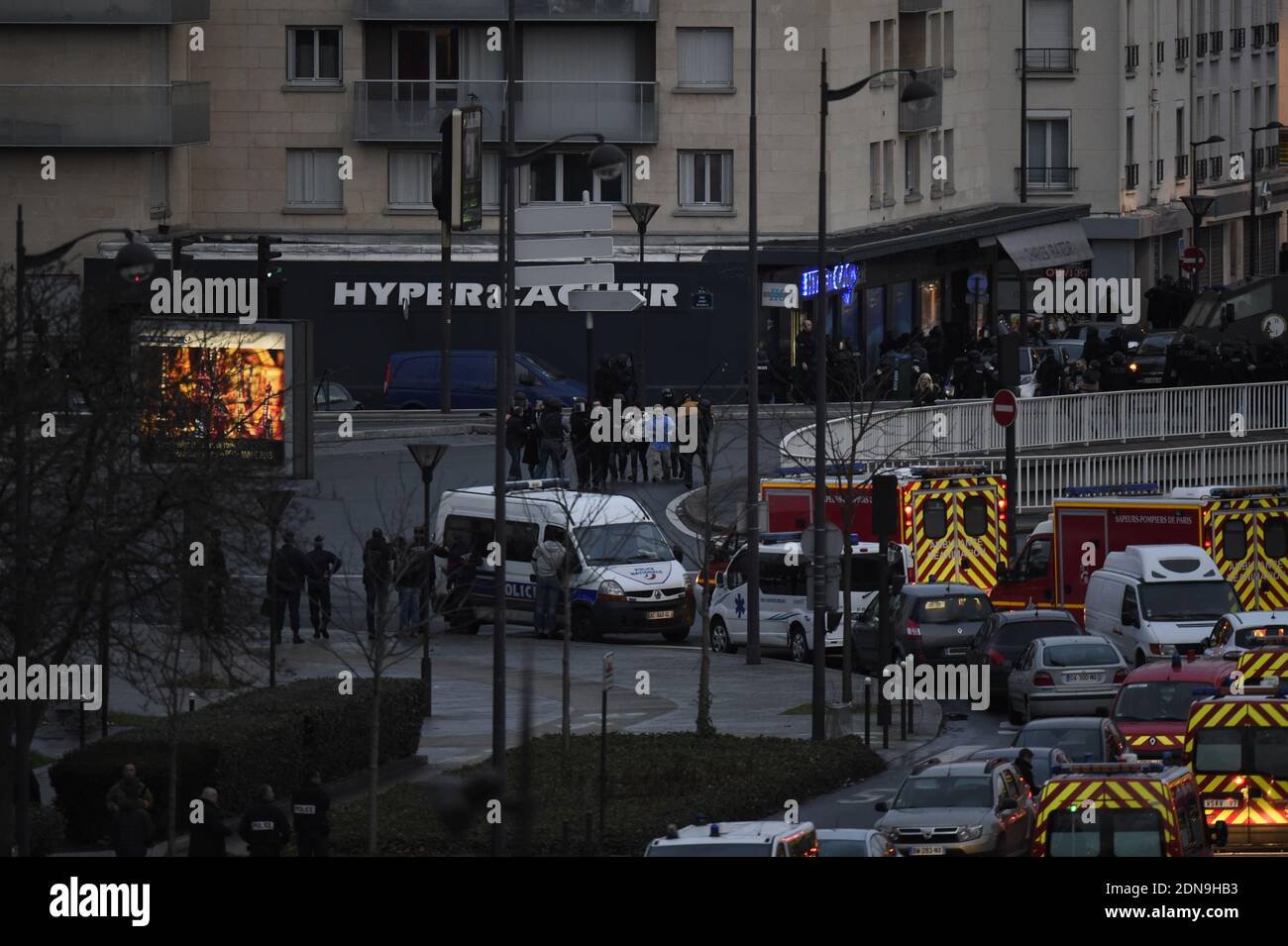 KEIN WEB, KEINE APPS in Frankreich - der Moment, in dem Mitglieder der französischen Anti-Terror-Kräfte am 9. Januar 2015 das koschere Geschäft, in dem Amédy Coulibaly, ein islamistischer Schütze, Geiseln hält, auf Cours de Vincennes in Paris, Frankreich, stürmen. Der Schütze, der gestern in Montrouge einen Polizisten getötet hat, ist bei dem Angriff getötet worden, alle Geiseln sind frei. Foto von Nicolas Gouhier/ABACAPRESS.COM Stockfoto