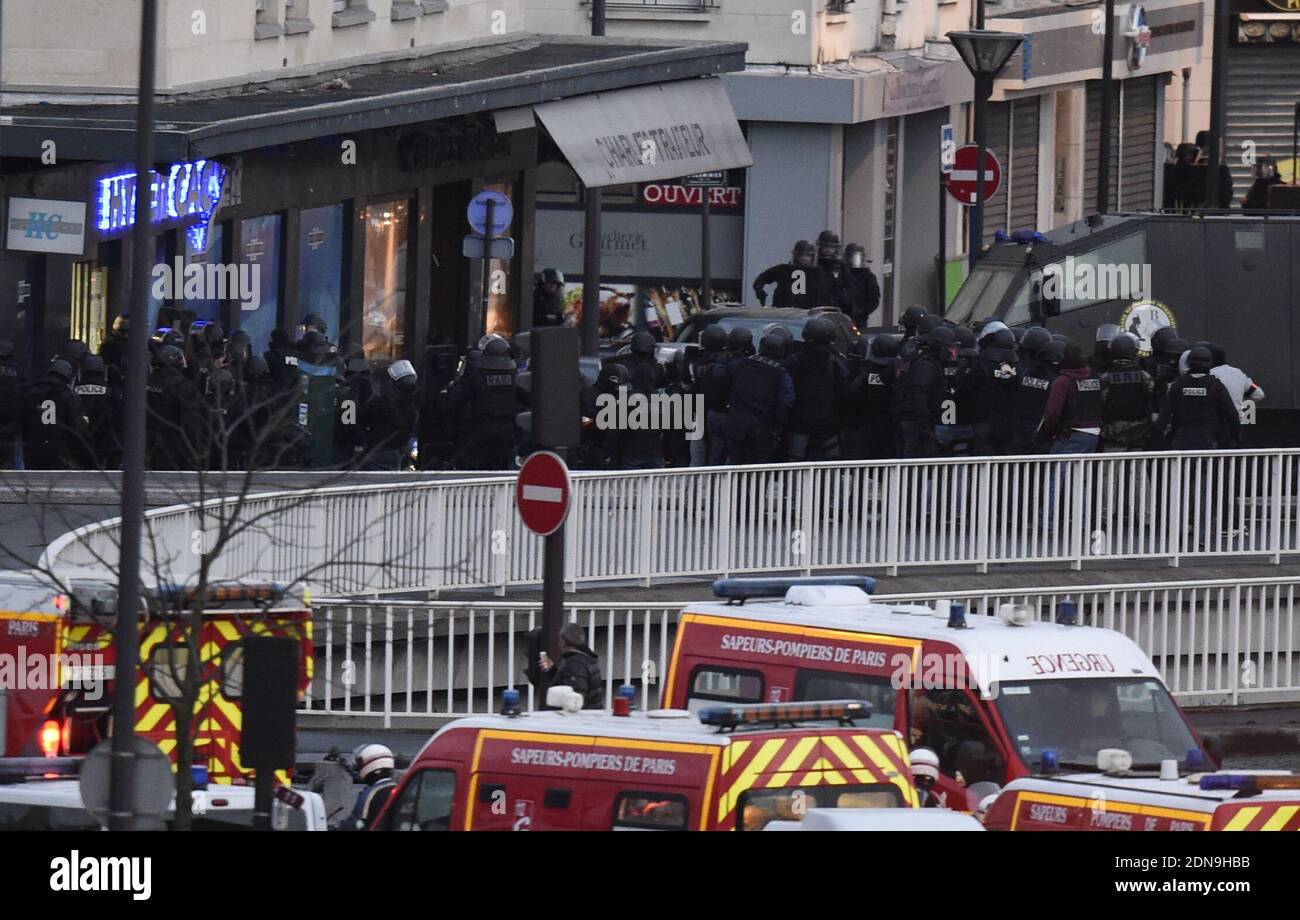 KEIN WEB, KEINE APPS in Frankreich - der Moment, in dem Mitglieder der französischen Anti-Terror-Kräfte am 9. Januar 2015 das koschere Geschäft, in dem Amédy Coulibaly, ein islamistischer Schütze, Geiseln hält, auf Cours de Vincennes in Paris, Frankreich, stürmen. Der Schütze, der gestern in Montrouge einen Polizisten getötet hat, ist bei dem Angriff getötet worden, alle Geiseln sind frei. Foto von Nicolas Gouhier/ABACAPRESS.COM Stockfoto