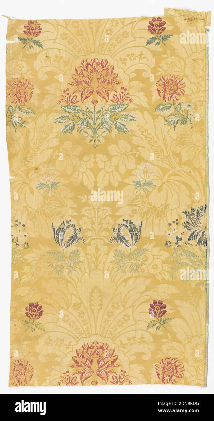 Fragment, Medium: Seide Technik: 5-Harness Satindamast mit zusätzlicher Musterung durch zusätzliche Schussfäden gebunden in 4/1 Twill, großformatiges Muster in Gelb von Reihen von floralen Formen in abwechselnder vertikaler Ausrichtung. Blütenstände in blau, rot, grün oder elfenbein., 17. Jahrhundert, gewebte Textilien, Fragment Stockfoto