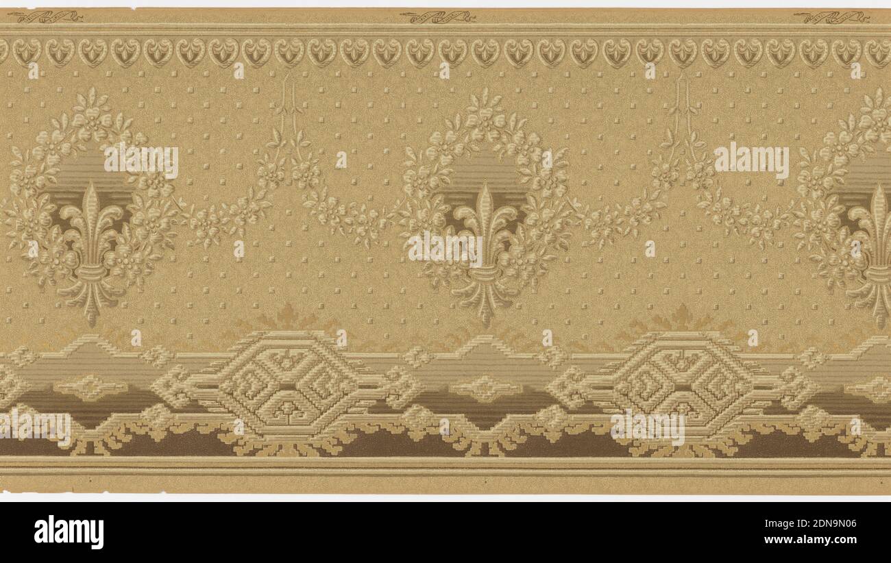 Frieze, Liberty Wall Paper Company, Schuylerville, New York, maschinenbedrucktes Papier, Jugendstil/Missionsstil. Blumenkränze mit Fleur-de-Lis-Einsätzen, verbunden durch florale Tücken, die von einem oberen Band palmetteähnlicher Ornamente hängen. Das untere Drittel hat ein Band aus großen geometrischen Medaillons und der Rest des Hintergrunds hat kleine, gestaffelte, modellierte Quadrate. Alle Formen sind in dünnen Sicken umrandet.Tan Boden mit hellgrauen Fanning Kreisen und unregelmäßigen weißen Punkten bedeckt. Gedruckt in braun, braun und metallischem Gold. Gedruckt in Eigenschrift: 'Liberty Papers', Schuylerville, New York, USA, 1905–1915 Stockfoto