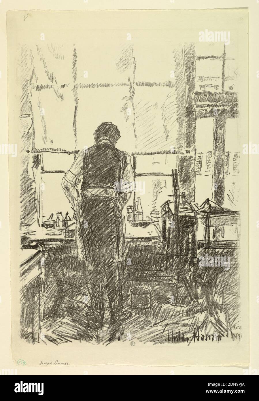 Joseph Pennell, Childe Hassam, Amerikaner, 1859–1935, Lithograph mit Schaben in schwarzer Tinte auf Webe-Papier, der Künstler ist von hinten an seinem Arbeitstisch vor einem Fenster stehend zu sehen., USA, 1917, Portraits, Print Stockfoto
