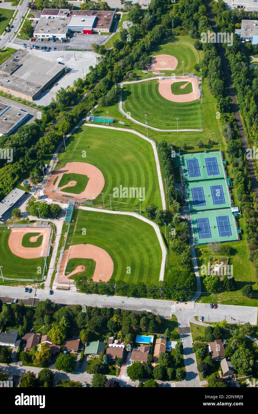 Luftaufnahme des Bond Park, mit Sportplätzen und Tennisplätzen in Don Mills. Stockfoto