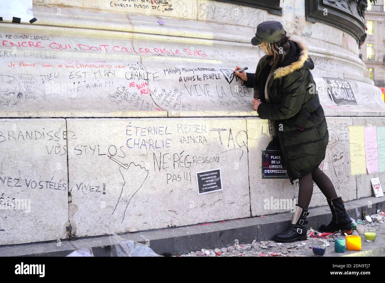 Flowers, candles, messages and pens honouring the 17 people who died in the Charlie Hebdo and the Hyper Cacher Vincennes massacres on January 07, 2015. The memorial is held at the Place de la Republique in Paris, France and is still constantly visited by mourners on January 12, 2015. Photo by Aurore Marechal/ABACAPRESS.COM Stockfoto