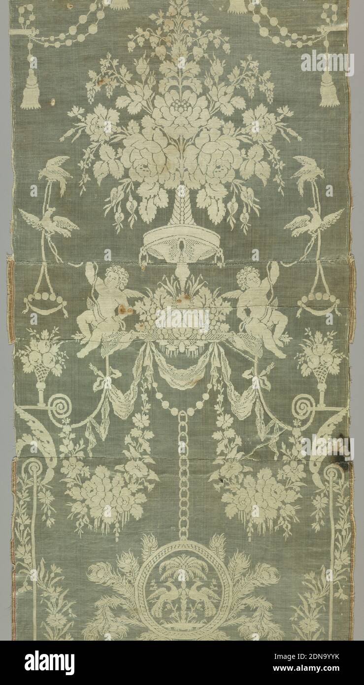 Textil, Medium: Seidentechnik: Satin- und Köperbindung, lange, gestückelte Tafel aus der Directoire-Zeit mit symmetrischem Blumenstrauß, sitzenden Kupiden und einem Hängerahmen, umgeben von Pfauenfedern und umschließt auf beiden Seiten der Palme angezogene Vögel. Weiße Rohseide in Köper auf helltürkisfarbenem Satin, horizontal gerippt von dicken Schussfäden. Rosafarbene und weiß gestreifte Satinselvages mit Vierschnur-Rändern., Frankreich, 1795–99, gewebte Textilien, Textil Stockfoto