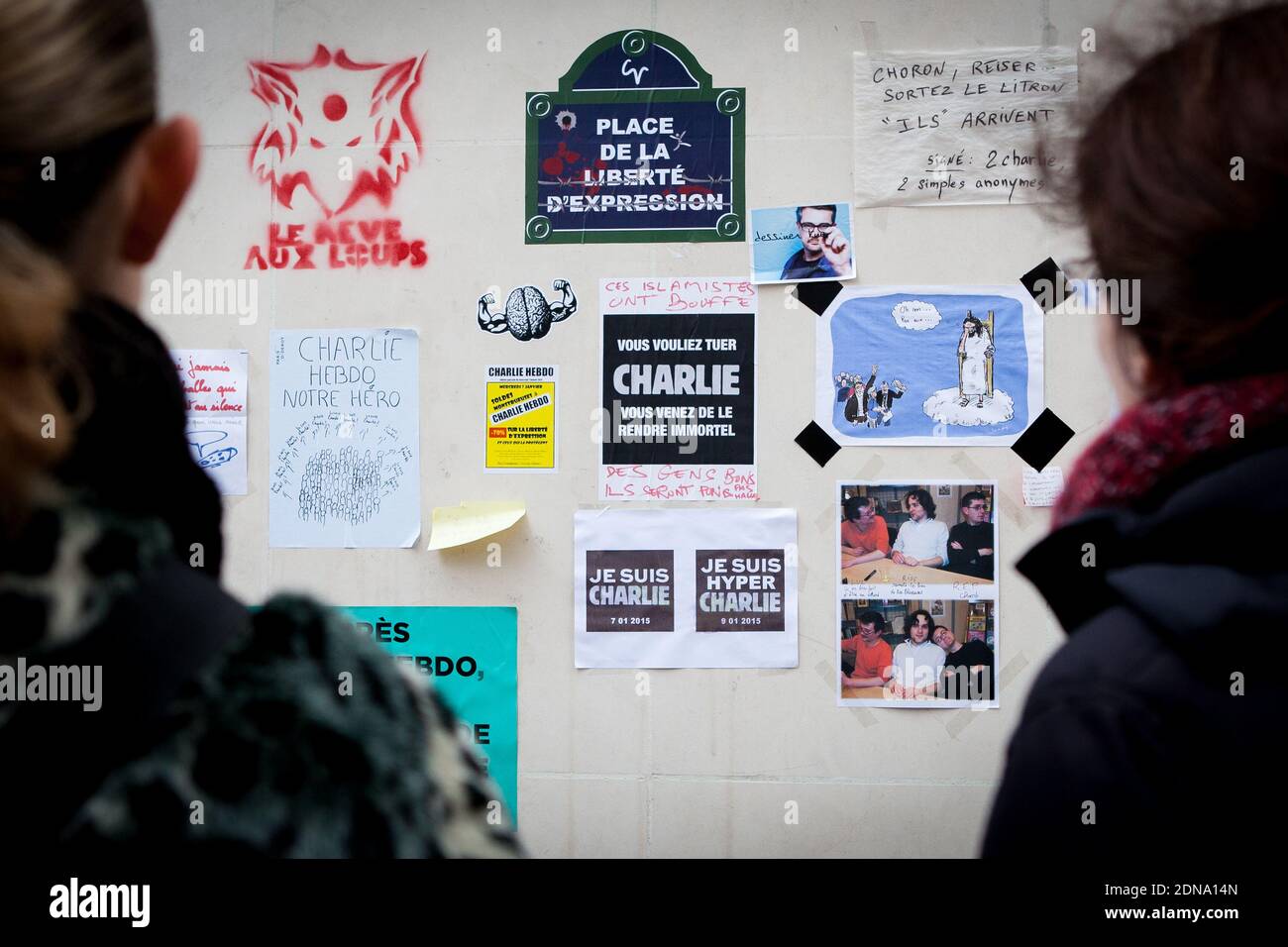 Blumen, Kerzen und Bilder sind am Ort des Terroranschlags des satirischen Magazins Charlie Hebdo in Paris, Frankreich, am 12. Januar 2015 zu sehen. Am 7. Januar 2015 wurden in Paris zwölf Menschen nach einem Angriff auf das französische Satiremagazin Charlie Hebdo getötet. Foto von Audrey Poree/ABACAPRESS.COM Stockfoto