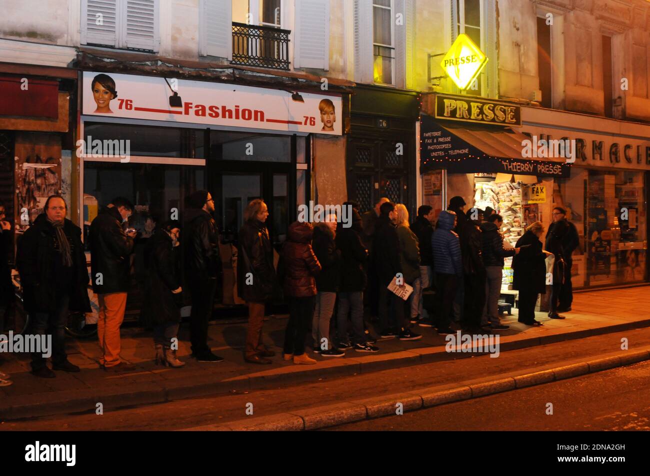 Am 14. Januar 2015 warten die Leute vor einem Zeitungsladen in Paris, Frankreich, da die neueste Ausgabe des französischen Satiremagazins Charlie Hebdo in den Handel kommt. Die neueste Ausgabe von Charlie Hebdo, seit islamistische Angriffe auf die Zeitschriftenbüros 12 Menschen tot gelassen haben, ist in vielen Teilen Frankreichs ausverkauft. Drei Millionen Exemplare des umstrittenen Magazins wurden nach den Terroranschlägen der vergangenen Woche gedruckt. Foto von Alain Apaydin/ABACAPRESS.COM Stockfoto