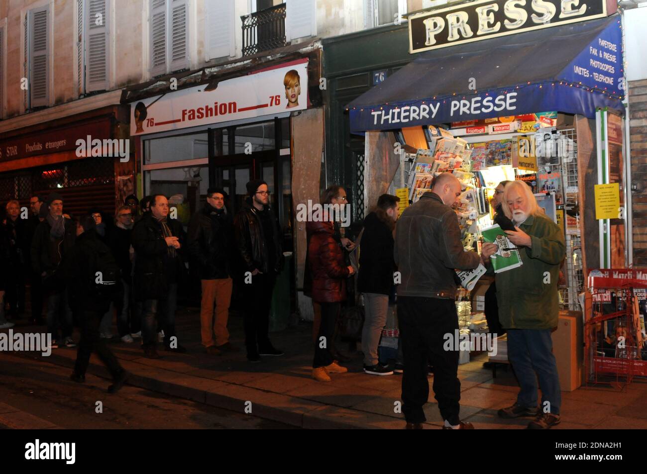 Am 14. Januar 2015 warten die Leute vor einem Zeitungsladen in Paris, Frankreich, da die neueste Ausgabe des französischen Satiremagazins Charlie Hebdo in den Handel kommt. Die neueste Ausgabe von Charlie Hebdo, seit islamistische Angriffe auf die Zeitschriftenbüros 12 Menschen tot gelassen haben, ist in vielen Teilen Frankreichs ausverkauft. Drei Millionen Exemplare des umstrittenen Magazins wurden nach den Terroranschlägen der vergangenen Woche gedruckt. Foto von Alain Apaydin/ABACAPRESS.COM Stockfoto