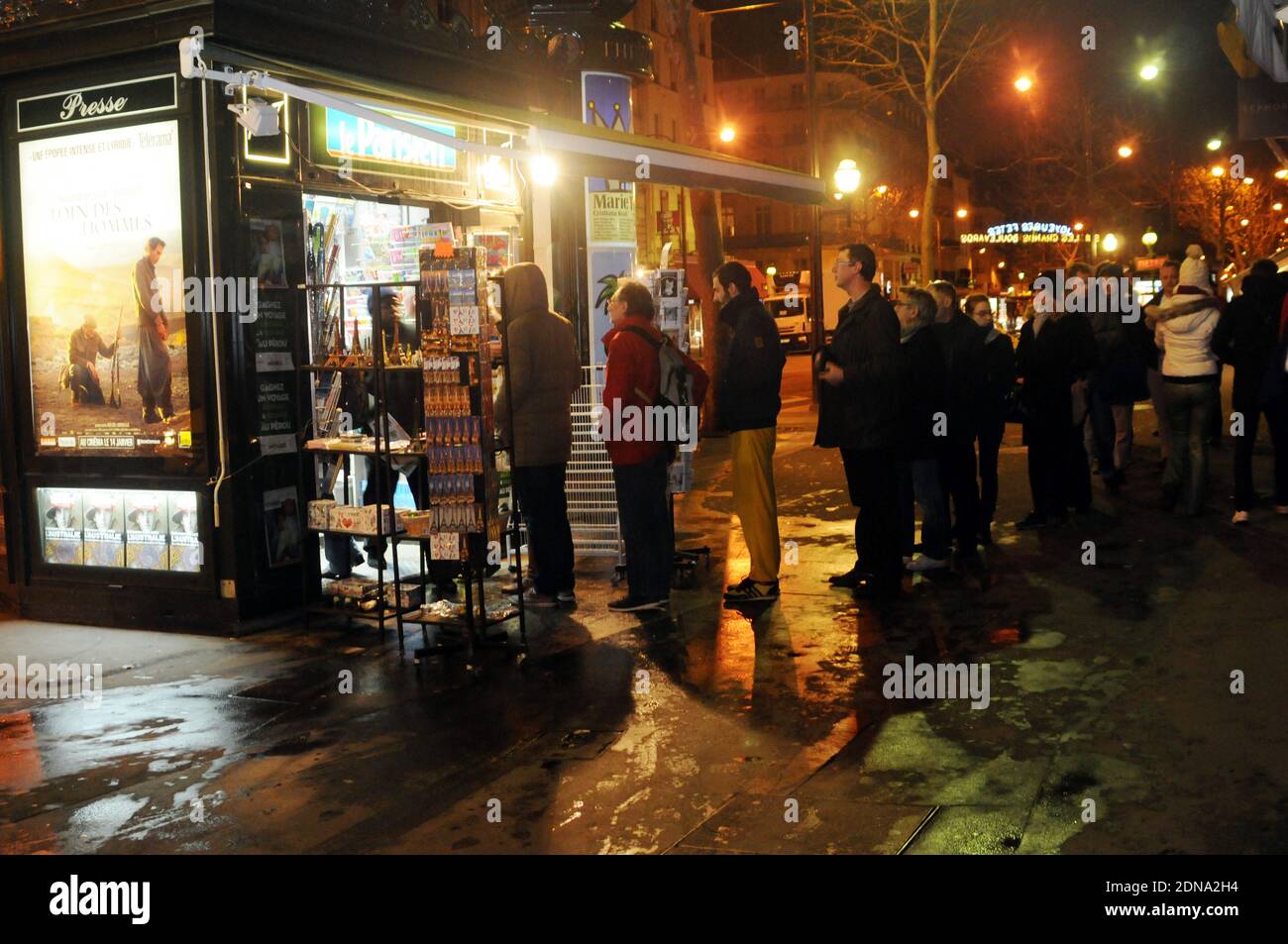 Am 14. Januar 2015 warten die Leute vor einem Zeitungsladen in Paris, Frankreich, da die neueste Ausgabe des französischen Satiremagazins Charlie Hebdo in den Handel kommt. Die neueste Ausgabe von Charlie Hebdo, seit islamistische Angriffe auf die Zeitschriftenbüros 12 Menschen tot gelassen haben, ist in vielen Teilen Frankreichs ausverkauft. Drei Millionen Exemplare des umstrittenen Magazins wurden nach den Terroranschlägen der vergangenen Woche gedruckt. Foto von Alain Apaydin/ABACAPRESS.COM Stockfoto