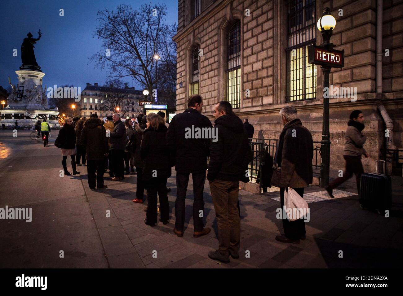 Am 14. Januar 2015 warten die Leute vor einem Zeitungsladen in Paris, Frankreich, da die neueste Ausgabe des französischen Satiremagazins Charlie Hebdo in den Handel kommt. Die neueste Ausgabe von Charlie Hebdo, seit islamistische Angriffe auf die Zeitschriftenbüros 12 Menschen tot gelassen haben, ist in vielen Teilen Frankreichs ausverkauft. Drei Millionen Exemplare des umstrittenen Magazins wurden nach den Terroranschlägen der vergangenen Woche gedruckt. Foto von Audrey Porey/ABACAPRESS.COM Stockfoto