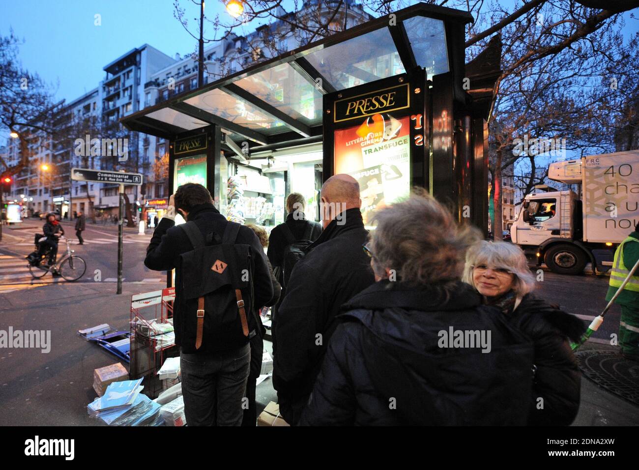 Am 14. Januar 2015 warten die Leute vor einem Zeitungsladen in Paris, Frankreich, da die neueste Ausgabe des französischen Satiremagazins Charlie Hebdo in den Handel kommt. Die neueste Ausgabe von Charlie Hebdo, seit islamistische Angriffe auf die Zeitschriftenbüros 12 Menschen tot gelassen haben, ist in vielen Teilen Frankreichs ausverkauft. Drei Millionen Exemplare des umstrittenen Magazins wurden nach den Terroranschlägen der vergangenen Woche gedruckt. Foto von Aurore Marechal/ABACAPRESS.COM Stockfoto