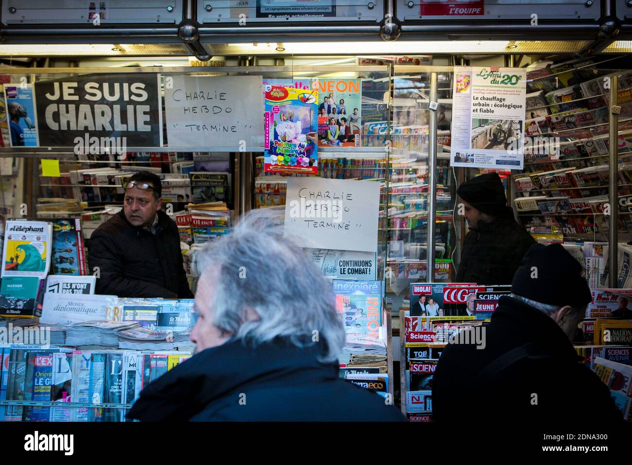 Am 14. Januar 2015 wurde in einem Zeitungskiosk in Paris ein Brett mit der Aufschrift "Charlie Sold Out" installiert. Alle Exemplare des Magazins, die innerhalb von Minuten nach seiner Veröffentlichung in ganz Frankreich ausverkauft sind, und weitere zwei Millionen Ausgaben sollen gedruckt werden. Es ist die erste Ausgabe seit dem Terroranschlag in seinem Büro 12 Menschen ermordet wurden. Foto von Audrey Poree/ABACAPRESS.COM Stockfoto