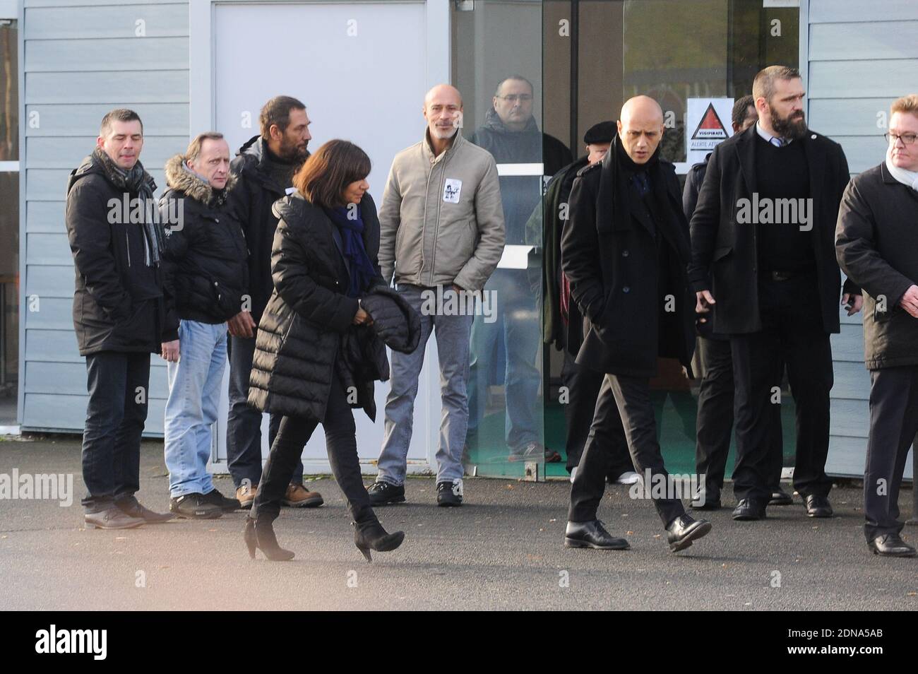 Die Pariser Bürgermeisterin Anne Hidalgo verlässt am 16. Januar 2014 das Begräbnis des französischen Karikaturisten und Charlie Hebdo-Herausgebers Stephane 'Charb' Charbonnier in Pontoise, außerhalb von Paris. Zwölf Menschen wurden getötet, darunter die Karikaturisten Charb, Wolinski, Cabu und Tignous sowie der stellvertretende Chefredakteur Bernard Maris, als mit Kalaschnikovs und einem Raketenwerfer bewaffnete Schützen am 7. Januar das Feuer in den Pariser Büros von Charlie Hebdo eröffneten. Foto von ABACAPRESS.COM Stockfoto