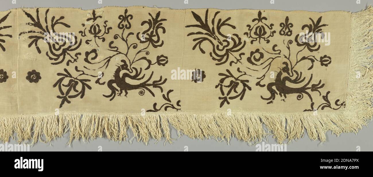 Fragment, Medium: Wolle auf Leinen Technik: Gestickt, vier natürliche Leinen rechteckige Fragmente zusammengenäht, jeweils bestickt in brauner Wolle zeigt einen Vogel in einem rollenden Zweig mit exotischen Blüten. Zwei Panels das Spiegelbild des anderen. Länge der Schussschlaufe Fransen von ca. 3' an drei Seiten genäht., Spanien, 17.–18. Jahrhundert, Stickereien & Nähte, Fragment Stockfoto