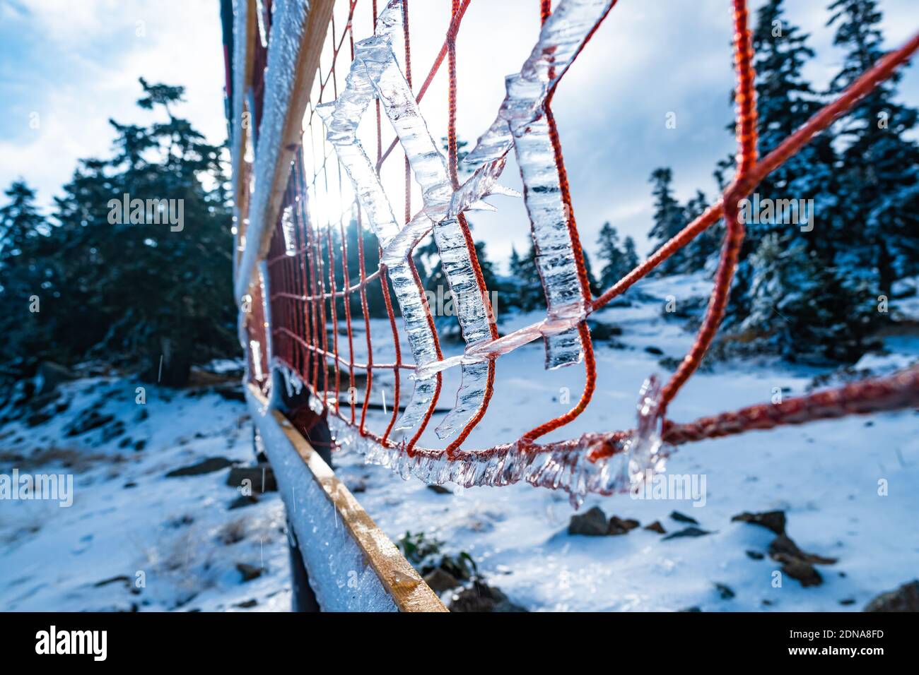 Sicherheitsnetz am Rand eines Bergrückens in Winter Stockfoto