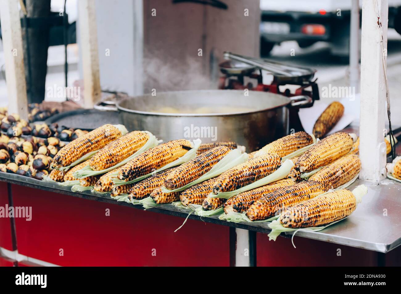 Geröstete Mais und Kastanien, Nahaufnahme. Street Food in Istanbul Stockfoto