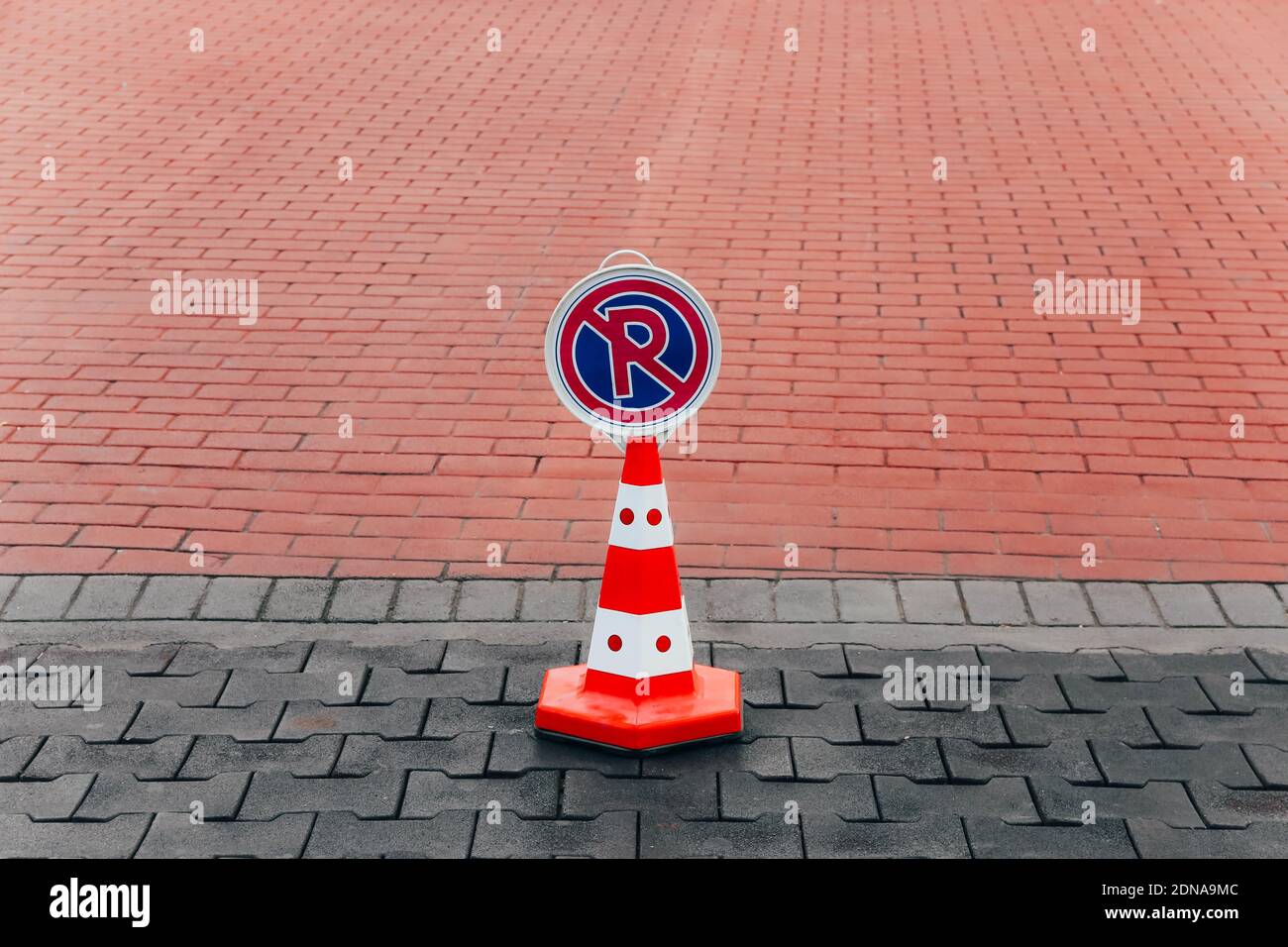 Kunststoff rot und weiß Kegel Verbot Parkplätze in der Nähe. Stockfoto