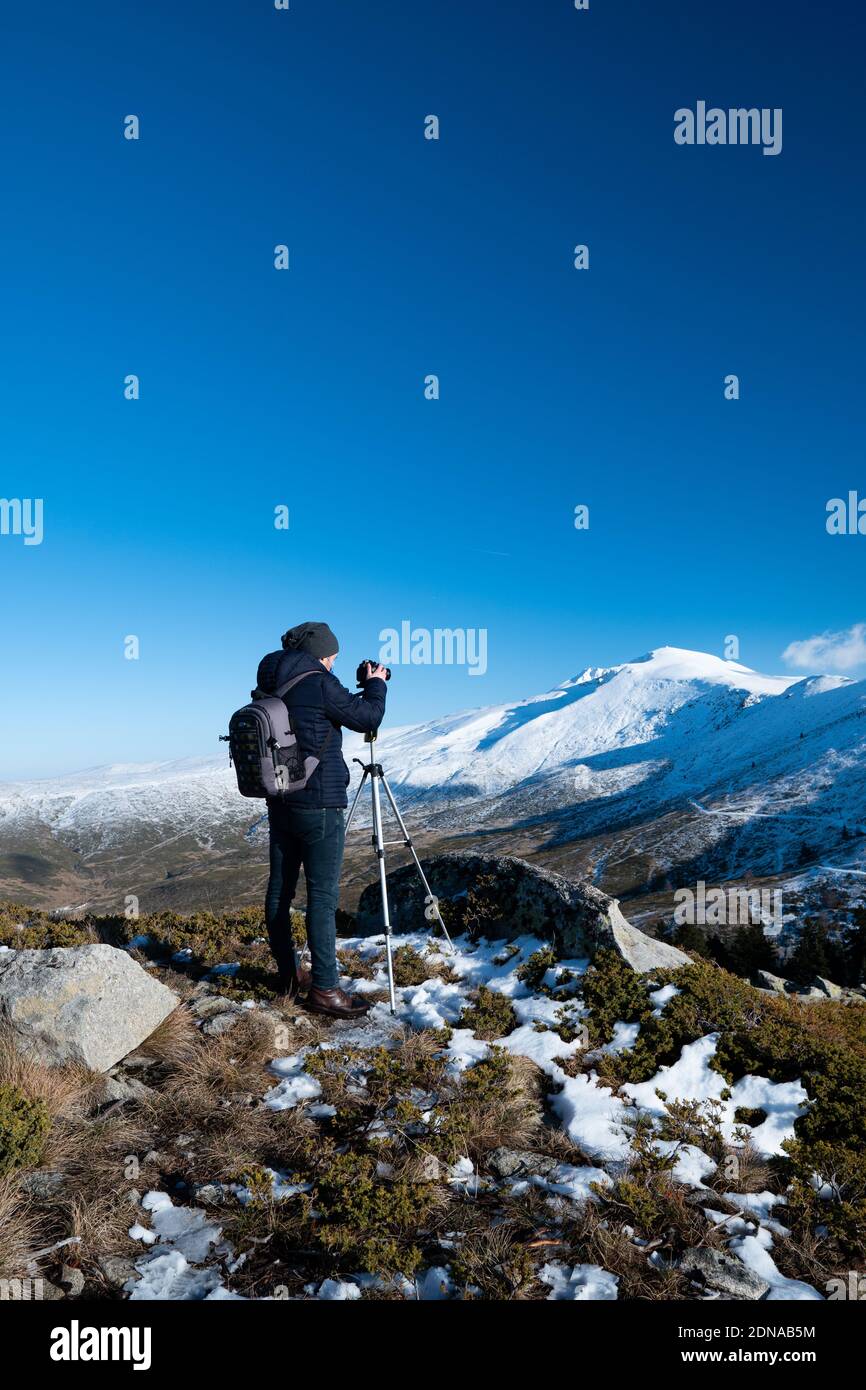 Der Mensch im Berg fotografiert den schneebedeckten Berg Stockfoto