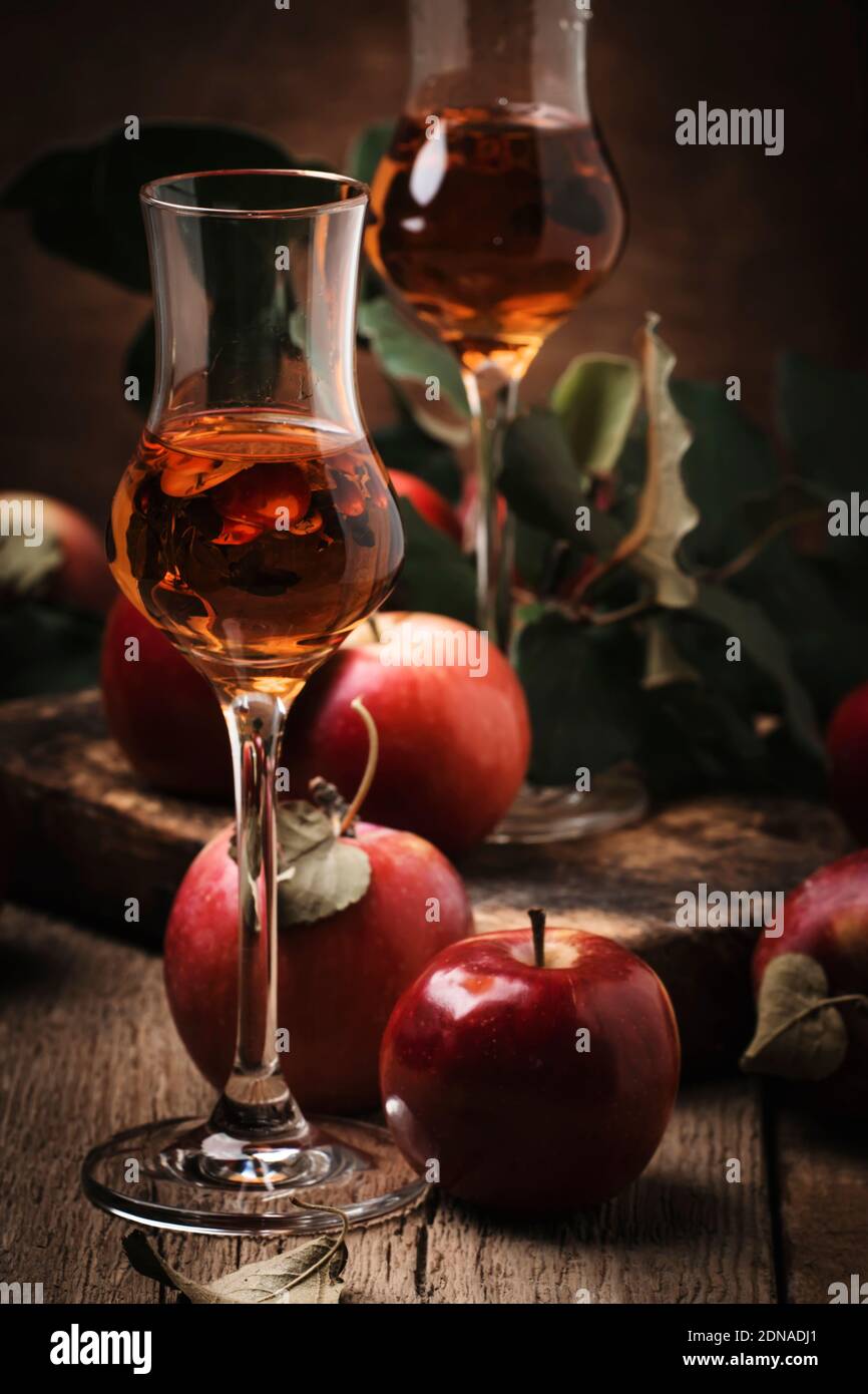 Französischer Apfel starkes alkoholisches Getränk, Stillleben im rustikalen Stil, Vintage-Holzhintergrund, selektiver Fokus Stockfoto