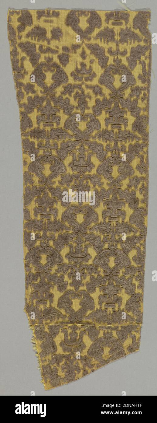 Fragmente, Medium: Seidentechnik: Erhöhter ergänzender Kettbildungs-Stapel (Samt), Blätter und heraldische Motive in Malve auf Gold., 17. Jahrhundert, gewebte Textilien, Fragmente Stockfoto