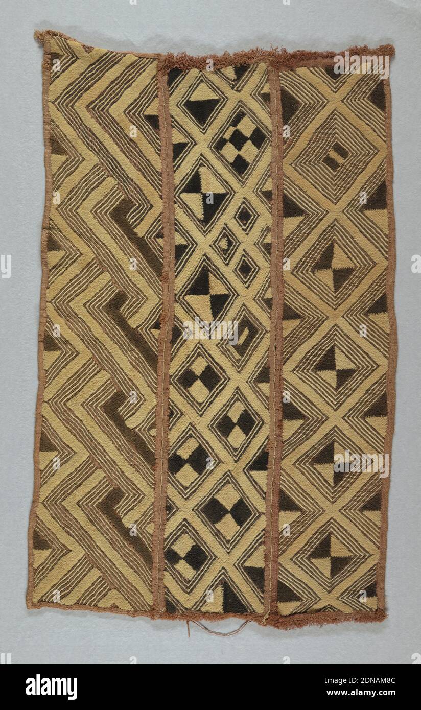 Statustuch, Medium: Raffia Technik: Gestickt in geschnittenen Flor- und Stielstichen auf Leinwandbindung Label: Gewebte Raffia, bestickt in geschnittenen Flor- und Stielstichen, RECHTECKIGE Tafel aus drei schmalen Stücken, die an den langen Seiten mit Knopflochstichen zusammengenäht sind. Jedes Stück ist mit verschiedenen Rauten- und Zickzackmustern mit unregelmäßigen Füllungen in creme- und dunkelbraunem Raffia-Flor mit rötlich-braunem umreissenden Stich gemustert., Kasai, Demokratische Republik Kongo, Ende des 19. Jahrhunderts, Stickereien & Nähte, Statustuch Stockfoto
