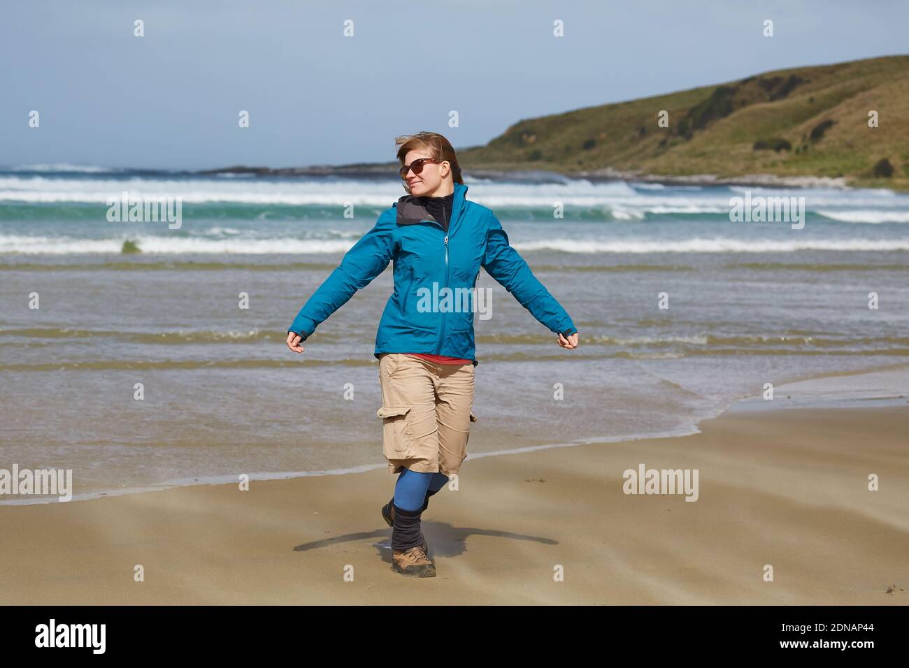Womane unjoying Seaside Wind Stockfoto