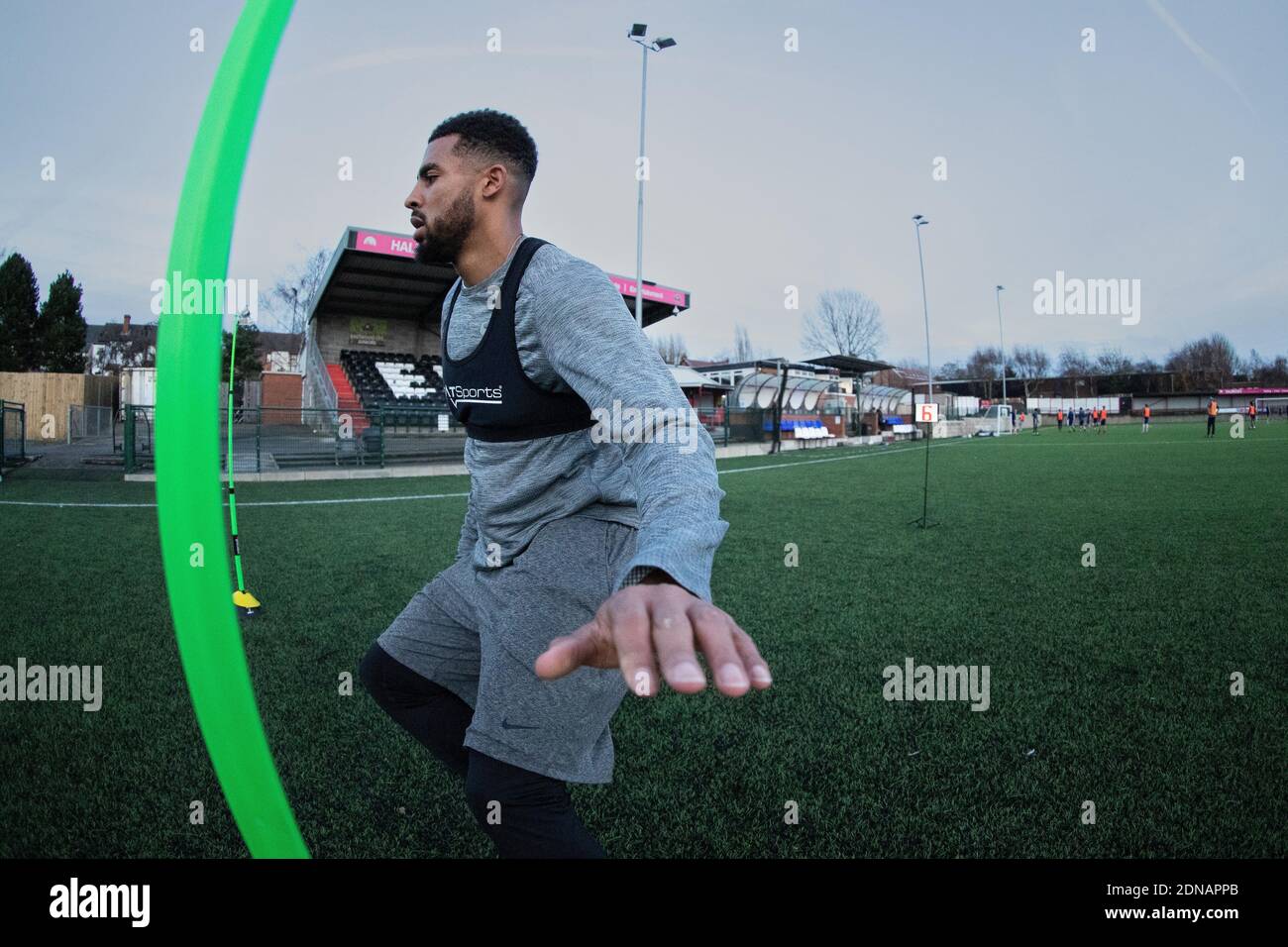 EASTWOOD, NOTTINGHAMSHIRE, GROSSBRITANNIEN. Dezember 2020. Cyrus Christie aus Nottingham Forest nimmt am Donnerstag, dem 17. Dezember 2020, an einem Einzeltraining mit Trainer Luke Jones im Eastwood CFC, Nottinghamshire Teil. (Kredit: James HolyOak, Mi News) Kredit: MI Nachrichten & Sport /Alamy Live Nachrichten Stockfoto