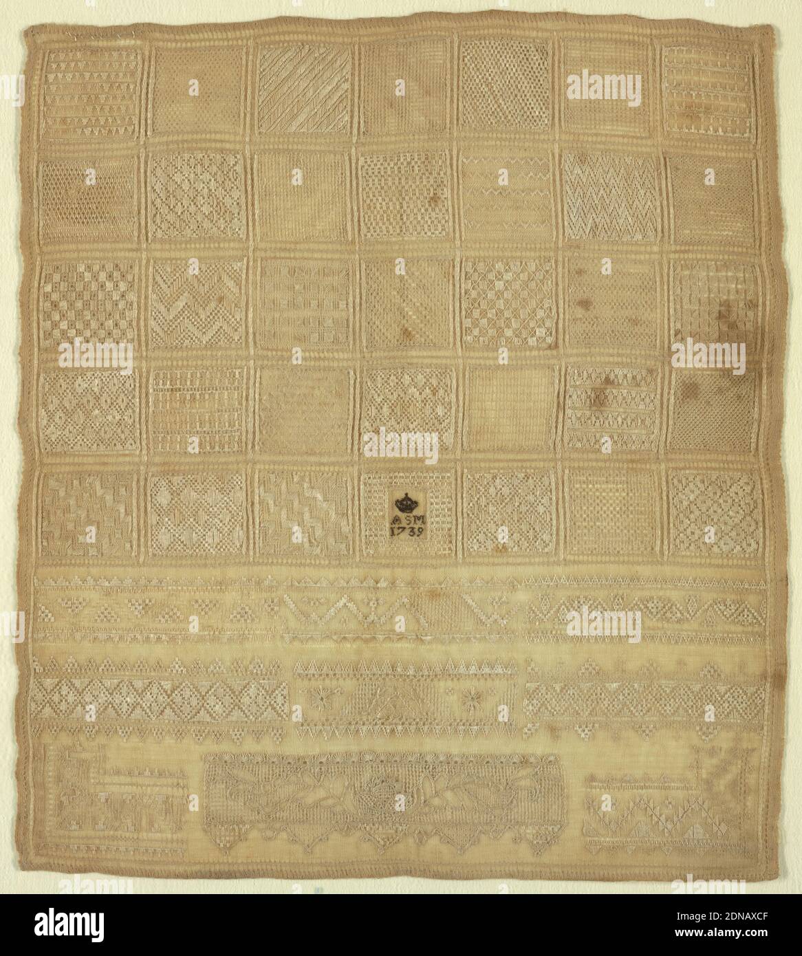 Sampler, Medium: Seidenstickerei auf Baumwollfundament Technik: Gestickt in Satin, Kette, Kreuz, Stiel und Knopflochstichen mit abgelenktem Element Arbeit auf Leinwandfundament, 35 Quadrate Muster oben; Musterbänder unten., Deutschland oder Dänemark, 1739, Stickereien & Nähte, Sampler Stockfoto