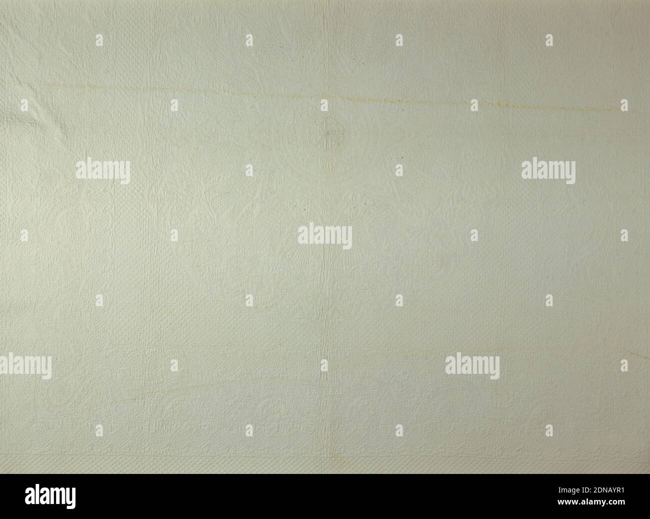 Bettbezug, Medium: Baumwolle Technik: Laufende Stiche und doppelte laufende Stiche auf Leinwandbindung; Leinwandbindung; Innenwatte, weiß-auf-weiß-Bettbezug mit breiter Bordüre an vier Seiten gemustert durch verdrehte Bänder und Blumen. Kreisförmiges Medaillon in der Mitte mit acht Strahlungspunkten. Die Zwischenräume zwischen den Punkten sind mit Taubenpaaren gefüllt. Der äußere Rand des Medaillons wird durch eine geschwungene Rebe vervollständigt. Das volle Medaillon füllt das gesamte Feld., USA, Mitte des 19. Jahrhunderts, Stickerei & Nähen, Bettbezug Stockfoto