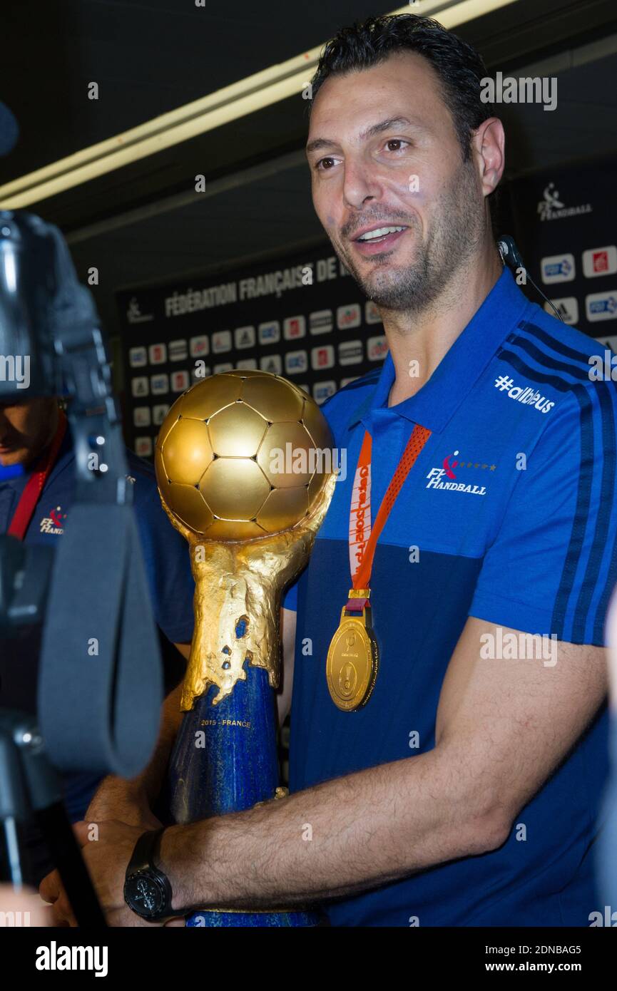 Jerome Fernandez, Spieler der französischen Handball-Nationalmannschaft, wurde am 2. Februar 2015 auf dem Flughafen Roissy Charles de Gaulle in Roissy-en-France, außerhalb von Paris, Frankreich, nach der Ankunft des Teams aus Katar, nach dem Gewinn der 24. Handball-Weltmeisterschaft der Männer, begrüßt. Frankreich war das erste Team in der Handball-Geschichte, das fünf Weltmeisterschaften gewann, als es die Überraschungsfinalisten Qatar 25-22 am 1. Februar 2015 besiegte. Der Sieg bedeutet, dass die Franzosen jetzt Weltmeister, Europameister und Olympiasieger sind und ihre aktuelle Dominanz des Sports unterstreichen. Foto von Thierry Orban/ABACAPRESS.COM Stockfoto