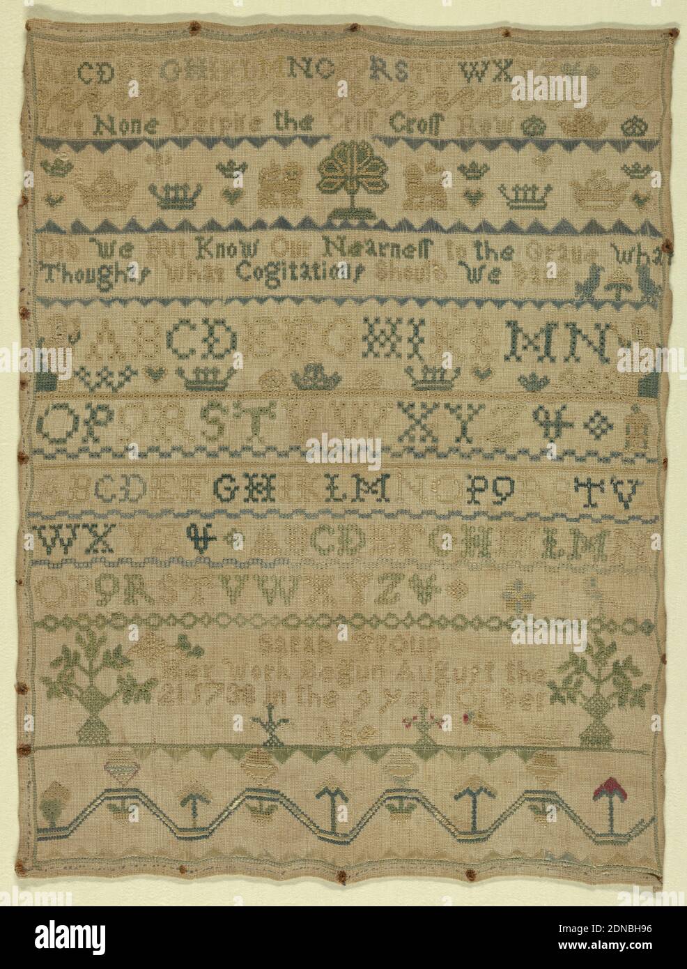 Sampler, Sarah Troup, Englisch, Medium: Seidenstickereien auf Leinenstick Technik: Gestickt in Kreuz-, Satin-, Augen- und Rokoko-Stichen auf Leinwandbindung; gezählte Stiche, Alphabetische Bänder, Kronen, Umkehrmuster, zwei Figuren mit distaffs, Und Vers:, Lassen Sie keine verachten die Kreuz-Kreuz-Reihe, wussten wir aber unsere Nähe zum Grab, welche Gedanken und Überlegungen sollten wir haben, mit der Inschrift:, Sarah Troup ihre Arbeit begann am 21. August 1738 in der 9 Jahr ihres Alters, England, 1738, Stickereien & Stitching, Sampler Stockfoto